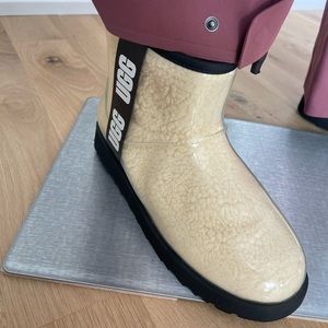 UGG Women's Classic Clear Mini Boot Size 9